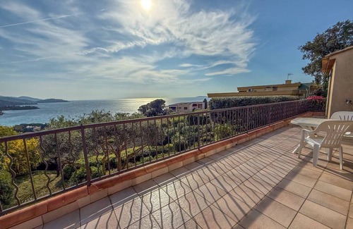 Le Lavandou Apartment | T3 pour 4 personnes, magnifique vue mer sur la baie de Saint Clair