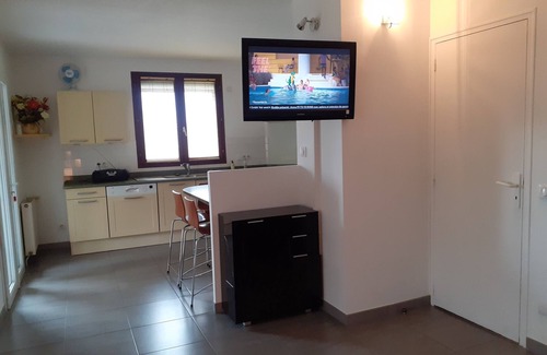 Saint-Bres Apartment | T3 shaded terrace apartment in a small village 20 minutes from the beaches