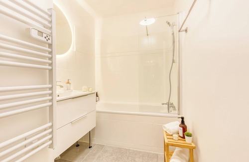 Saint-Ouen-l'Aumone Apartment | T3 Terrasse parking- Paris 35 min - face gare St ouen l'aumône