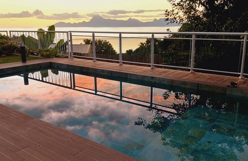 Punaauia House | Taapuna guesthouse - house with swimming pool and beautiful sea view on the outskirts of town