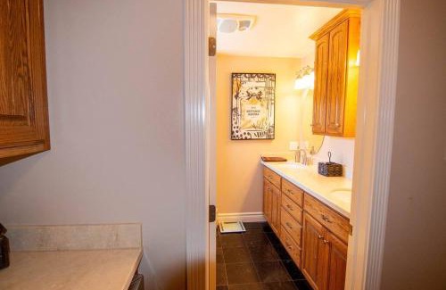 Parowan Apartment | Tacit Shadow Resort Shangri-La King Suite, Gym, Coffee Bar, Hot-Tub, Free Laundry, Food Available