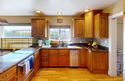 Parowan Bed & Breakfast | Tacit Shadow "Shangri-La", Private Bedroom at base of Brian Head Mountain, WiFi