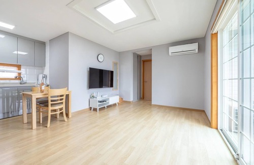 Mongdae House | Taean Mongsanporangbadarang Shim Pension