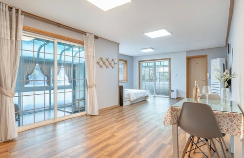 Mongdae House | Taean Mongsanporangbadarang Shim Pension
