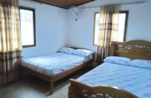 Guatape House | Tahamies Hostal - Artesanos y Turistas.