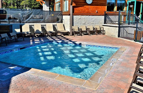 Truckee Condo | Tahoe Donner Snowpeak Loft #401