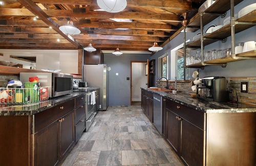 Lower Kingsbury House | Tahoe Forest Lodge, 5 BR-sleeps 10, hot tub, great back yard (SL196Meadow)