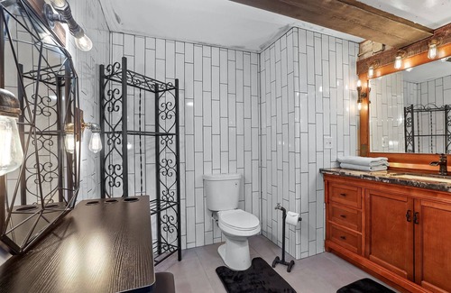 Lower Kingsbury House | Tahoe Forest Lodge, 5 BR-sleeps 10, hot tub, great back yard (SL196Meadow)