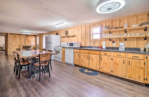 East Fultonham House | 'Take 5' Retreat w/Hot Tub: Relax, Rest, Refresh!