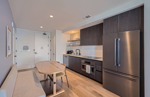 Rainey Street Historic District Apartment | Take in the views + 1BR + Rooftop pool