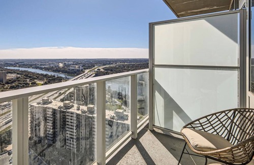 Rainey Street Historic District Apartment | Take in the views + 1BR + Rooftop pool