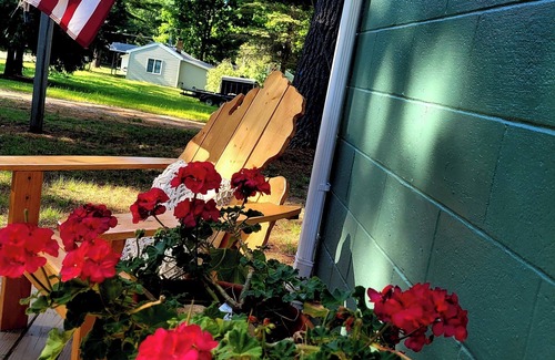 Harrison Cabin | Take it easy at this unique and tranquil getaway. Small, yet simple cottage.