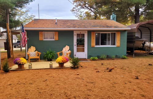 Harrison Cabin | Take it easy at this unique and tranquil getaway. Small, yet simple cottage.