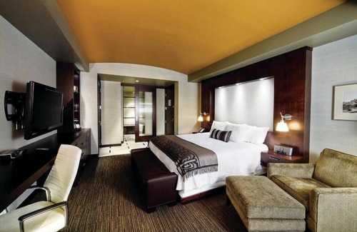 Scottsdale Apartment | Talking Stick Resort offers top-notch services and amenities .