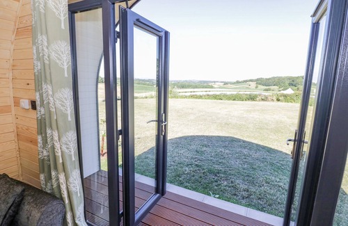 Great Witley Cottage | TAMINA, pet friendly, with hot tub in Great Witley