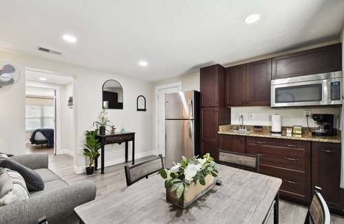 Bearss Plaza House | Tampa Retreat – Perfect Location