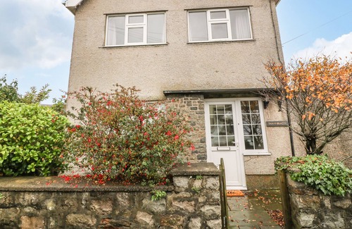 Nefyn Apartment | TAN Y BRACTY, pet friendly, country holiday cottage in Nefyn