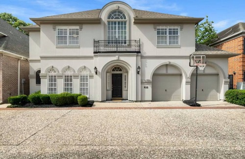 Houston House | Tanglewood Moden Spacious 4-bedroom+ Game Room house w/Hotub