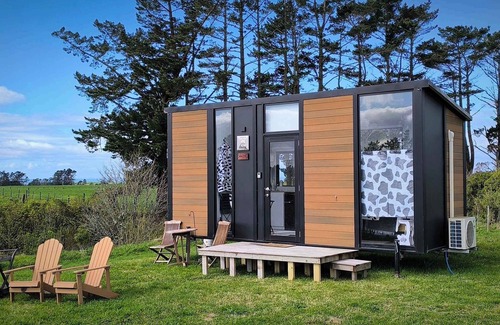 Midhirst House | Taranaki Creekside KIWI by Tiny Away