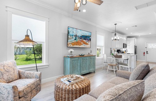 Tarpon Springs Cottage | Tarpon Tides Cottage - Walking distance to the Sponge Docks & Downtown!
