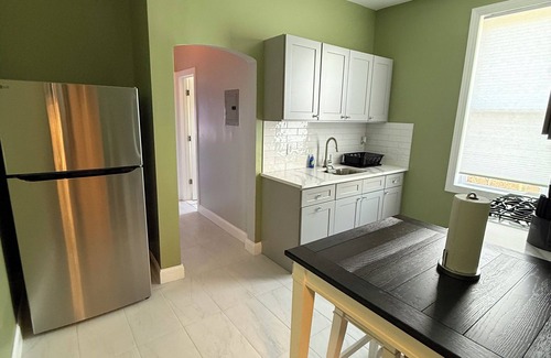 Industry Apartment | Taste of Honey - 10 Mins To NYC - Brand New