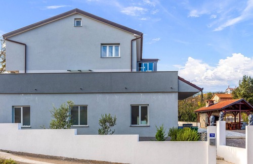 Buzdohanj Apartment | Tasteful and modern apartment with communal pool.
