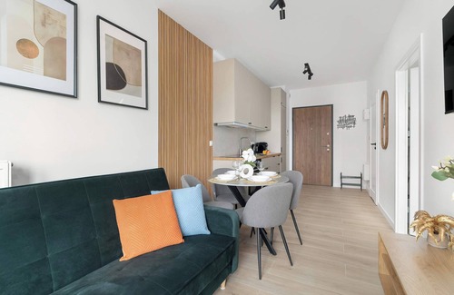 Stare Miasto District Apartment | Tasteful Apartment with Parking and Gym by Noclegi Renters