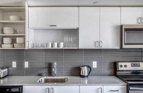 Wilburton Apartment | Tasteful Bellevue Studio w/Gym & W/D, nr Shopping, by Blueground