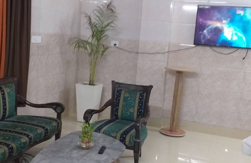 South West Apartment | Tastefully designed spacious room