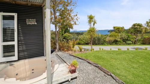 Tawharanui House | Tawharanui Cabin - Rural Cabin Studio