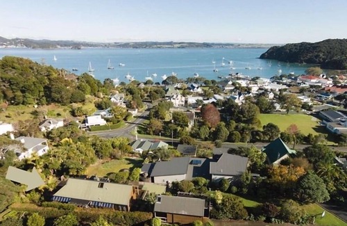 Russell Cottage | Te Manaaki Cottage - A private and quiet Russell villa for two.