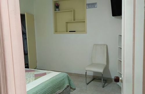 Los Martires Hotel | Te ofrecemos un espacio familiar muy bien amoblado donde puedas descansar.