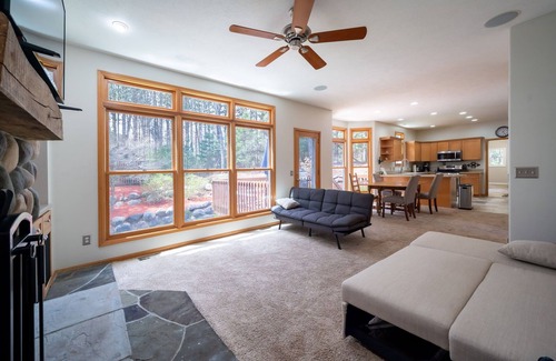 Rockford House | Team house! Spacious 7-bedroom house, fitness room and WiFi in lovely Rockford