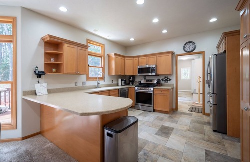 Rockford House | Team house! Spacious 7-bedroom house, fitness room and WiFi in lovely Rockford