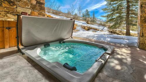 Deer Valley Villa | Telemark Luxury Retreat by AvantStay Stunning Views w Hot Tub Theatre Room and Pool Table
