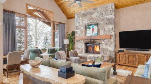 Deer Valley Villa | Telemark Luxury Retreat by AvantStay Stunning Views w Hot Tub Theatre Room and Pool Table