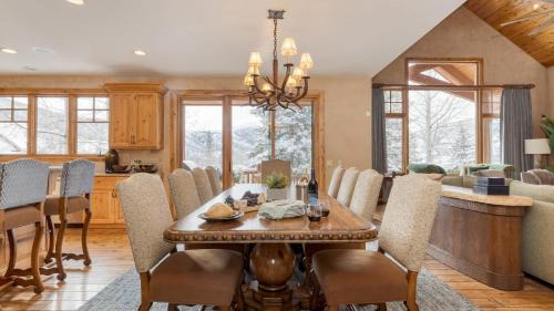 Deer Valley Villa | Telemark Luxury Retreat by AvantStay Stunning Views w Hot Tub Theatre Room and Pool Table