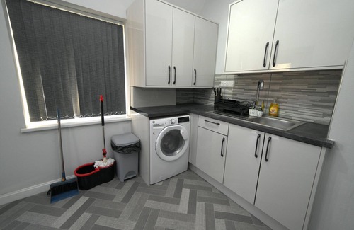 Oakengates Apartment | Telford - Apartment - Sleeps 5 - Flat 4