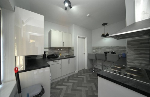 Oakengates Apartment | Telford - Apartment - Sleeps 5 - Flat 4