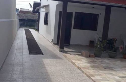 Guaratuba House | Terraced house with pool near the sea