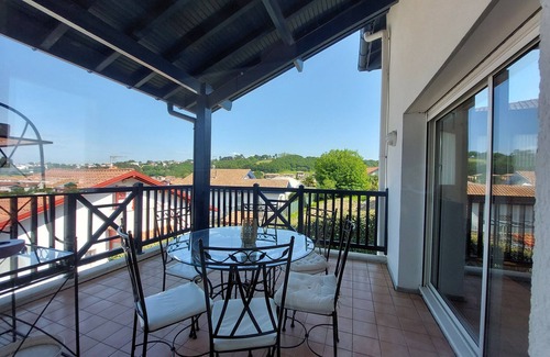 Behobie Apartment | Terraced House with Private Garden, Beach and Shops Nearby