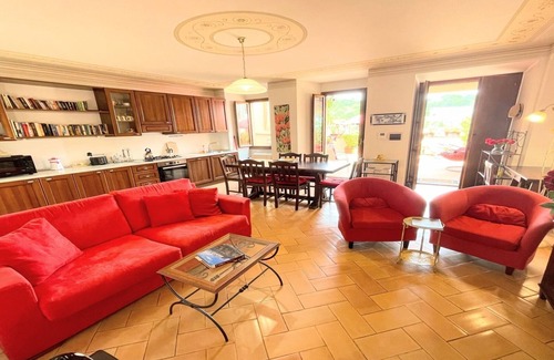 Spoleto Apartment | TERRAZZA BELLA/CAR UNNECESSARY/PEDESTRIAN CENTRAL/SLPS 5/ROME 1 HR