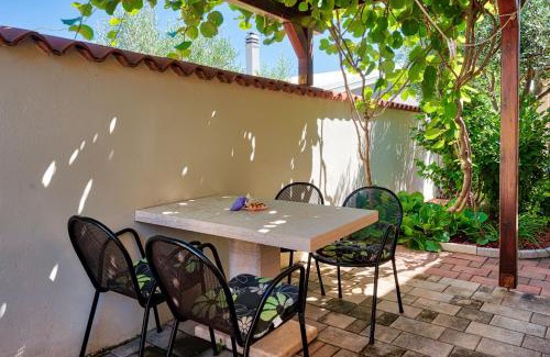 Peroj Apartment | Teuta commodious apartment at the beach