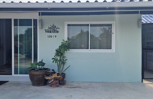 Central Pattaya House | Thai Neighbourhood Duplex Stay- 3 bedroom Home with Close Proximity to the Beach