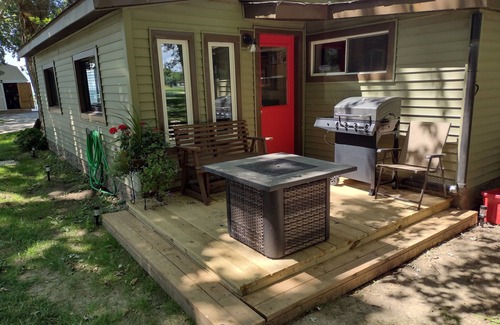Colchester Cottage | "That 70's Cottage" (on Lake Erie!) Free Firewood!