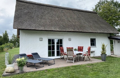 Worpswede House | Thatched cottage with sauna (incl.), terrace, garden in Worpswede