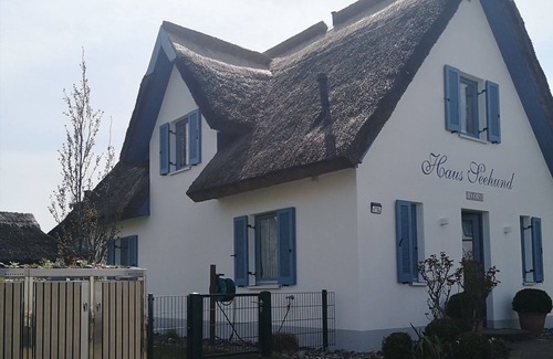 Glowe House | thatched roof house at the sea, pets welcome, fenced