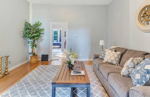 Tower Grove East Apartment | The 10 Mins from Everything in the City Apartment