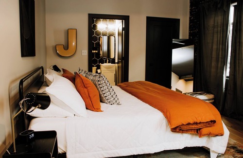 Leitchfield Apartment | The 1935 Historic Alexander Hotel/The Jackson Suite in Leitchfield, KY