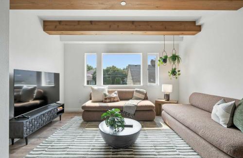 Kerns House | The Adelynn - Modern 2BR House in Central Portland